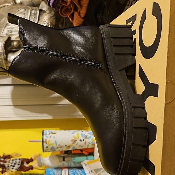 NIB MADDEN SZ 11 CHUNKY CHELSIE LUG BOOTS - Picture 2 of 2